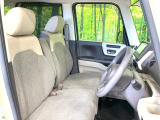 運転席まわりには十分なスペースがあり、大柄な方でもゆったり運転していただける環境です。