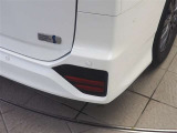 コーナーセンサーを車の前後に装備。障害物までの距離に応じて警告音を変えてお知らせ。縦列駐車時や駐車場・車庫などでの取り回しをサポートします。詳細は販売店スタッフまでおたずねください。