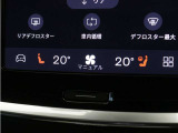 フロントシートには、シートヒーター&シートエアコンに加え、ステアリングホイール・ヒーターも装備。厳寒の地、北欧スウェーデン発祥のブランドならではのアイテムです。シートヒーターは後席にも装備しています