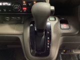 CVT車のセレクトレバーです。低速から高速まで、変速ショックのないスムーズな走りと、エンジン効率のよい領域を維持して燃費にも貢献します。サイドブレーキはスイッチ操作の電子制御パーキングブレーキです。