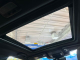 【サンルーフ】開放感たっぷりの希少装備、サンルーフが装着されています!車内に明かりを取り入れたり景色を楽しむ以外にも、車内の空気も簡単に換気できて快適です!