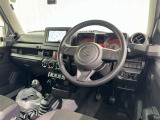 運転席まわりです。 各操作スイッチは使いやすい位置に配置されてます。