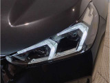【LEDヘッドライト】先進のLEDテクノロジーを採用。放射される白色光の周波特性は太陽光に近く、バイキセノン・ヘッドライトを上回るコントラストで更に明るく輝きます!