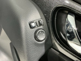 狭い駐車場で便利な電動格納ドアミラーが付いています。