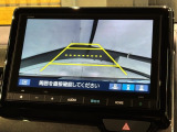 リバースギアに入れるだけで後方の表示へ切り替わります。夜間や雨の日の駐車も楽になりますよ。