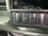 コーナーセンサーを車の前後に装備。障害物までの距離に応じて警告音を変えてお知らせ。縦列駐車時や駐車場・車庫などでの取り回しをサポートします。詳細は販売店スタッフまでおたずねください。