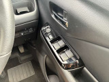 運転席側のドア部。こちらのスイッチでドアミラーの角度調整やパワーウィンドーの操作が可能になります。