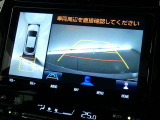 パノラミックビューモニターを装備。クルマを真上から見るように周囲を確認できます。