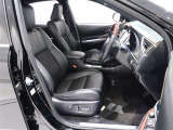 合皮+ファブリックのコンビネーションシートで、運転席はパワーシートで微妙なポジション調整も可能です!