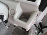 乗車中にホッと一息、ドリンクホルダーもありますよ!ドリンクだけでなく小物類も収納できますよ