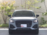 リヤは一番良く見られていると言われています。後続車からはこのように見られています。息を飲むような独特の重厚感のあるグラマラスなリヤデザイン。後ろからの強い視線を感じます。