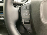 運転中、オーディオの操作をしてて、ハッとしたことはありませんか?ステアリングスイッチは、運転中でもハンドルでオーディオの操作が可能です。安全なドライブをサポートします。