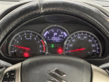 【メーターまわり】ドライバーから見やすい位置にあって安全運転に寄与します。メーターも見やすくてシンプルなデザインになっております。