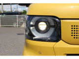 LEDヘッドライトで夜間の視認性も高く、シャープな輝きで安全とスタイルの調和を生み出します。