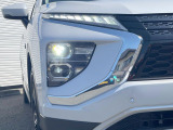 【LEDヘッドライト】悪天候や夜間走行時も良好な視界を確保し安心して運転できる高輝度LEDヘッドライトを装備!点灯速度が早く、消費電力も抑えられています。