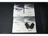 保証書・記録簿・取扱説明書と揃っていいます。キーの電池は新品にお取替えしてから納車させて頂きます。