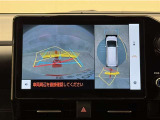 真上から見下ろしたような視点で車とその周囲を確認出来る画面と、車両後方を映し出すバックモニター画面の2つを表示してくれます。