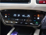 【オートエアコン】温度を設定すれば自動で快適な車内温度を保ちます。エアコン内部の高性能脱臭フィルターで車内のアレルゲンや花粉を除去。