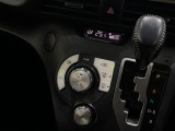 【オートエアコン】一度お好みの温度に設定すれば、車内の温度を検知し風量や温度を自動で調整。暑い&hellip;寒い&hellip;と何度もスイッチ操作をする必要はありません。快適な車内空間には必須の機能ですね♪