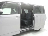 【パワースライドドア】パワースライドドア付きだから、狭い駐車スペースなどでの 乗り降りラクラク!小さなお子さまのいるご家庭には嬉しい装備。