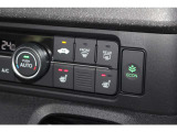 運転席と助手席に温度調整があるシートヒーターを装備しております。寒い朝はクルマに乗り込んですぐにシートヒーターを作動させれば温かさが広がり快適なドライブが始まります。