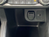 シフトレバーの前に収納スペースとシガライター、USB端子が付いております。
