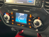 【オートエアコン】一度お好みの温度に設定すれば、車内の温度を検知し風量や温度を自動で調整。暑い&hellip;寒い&hellip;と何度もスイッチ操作をする必要はありません。快適な車内空間には必須の機能ですね♪