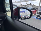 BSW(後側方車両検知警報)ブザーとともに、ブレーキを制御することで車両をもとの車線内に戻すような力を短時間発生させ、車両との接触を回避するようドライバーのステアリング操作をアシストします。