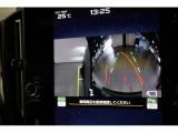 フロントグリルおよびドアミラーに装備されたカメラの映像を表示して死角を低減し安全運転をアシストします。