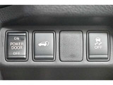 スマートキーや運転席のボタンを押すだけでリアゲートが自動で開閉します!荷物を持っている時や、高い位置にあるバックドアを閉める際に便利な機能です