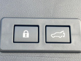 【パワーバックドア】スマートキーや運転席のボタンを押すだけでリアゲートが自動で開閉します!荷物を持っている時や、高い位置にあるバックドアを閉める際に便利な機能です♪