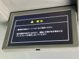 【リヤエンターテインメントシステム】後席にお座りの方も大満足の、人気メーカーオプションを装備。専用の音響システムと、大画面のモニターで移動中もDVD等をお楽しみいただけます。