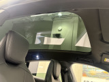 固定式パノラマルーフで車内が明るく開放的な空間になっております。