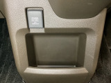 アクセサリーソケットはUSBのアダプターなどをつければ、スマホの充電にも使えます。周辺には物が置けるボックスがついています。