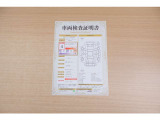【車両検査証明書】店頭にて、クルマの状態が一目で分かる査証明書を公開中。トヨタ認定検査員が厳しく検査し、状態を点数と図解で表示しています。修復歴はもちろん、傷やヘコミの箇所や程度がご確認いただけます。
