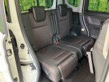 後部座席も気になるようなキズ・汚れやへたり等、大きなダメージはなく、良好な状態です。