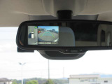 〔スマートルームミラー〕内蔵モニターにより後方の状況をクリアな画像で確認出来ます。夜間も勿論、くっきり!通常のルームミラーに切替も可能です。