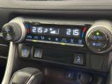 左右独立温度コントロールフルオートエアコンです。運転席、助手席それぞれで独立して温度設定ができます。冷え性の方が乗っても安心ですね♪