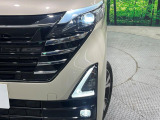 【LEDヘッドライト】悪天候や夜間走行時も良好な視界を確保し安心して運転できる高輝度LEDヘッドライトを装備!点灯速度が早く、消費電力も抑えられています。