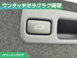パワーバックドア付です!ボタン一つで開閉が出来てとても便利ですね。しっかりと最後まで閉まりますので、半ドアの恐れも無くなります!