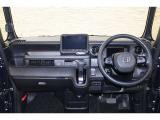 操作性に優れた運転席となります!小物入れや各ボタンの配置にこだわり、使いやすいです!座り心地もよく視認性も良好なのでロングドライブもお任せ下さい!