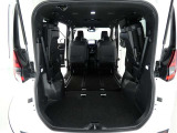 3列目シートは跳ね上げ式で折りたたみ可能です。キャンプ用品など大きな荷物もばっちり収納可能です!