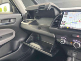 各シートには様々な収納や快適装備があり、どちらのシートに座っても快適なドライブをお楽しみいただけます♪