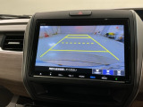 リバースギアに入れるだけで後方の表示へ切り替わります。夜間や雨の日の駐車も楽になりますよ。