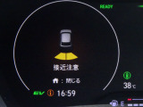 パーキングセンサーは、メーター内にも表示され、クルマ後方と斜め後ろにある障害物を音と表示でお知らせ♪