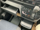 オシャレなセンターコンソール!小物入れや必需品の出し入れがとっても便利なんです。