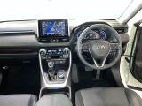 運転席は見やすく整理され、ナビも美しく装着され操作性にも優れています!