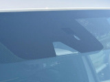 【三菱e-Assist】走行中に前方の車両等を認識し、衝突しそうな時は警報とブレーキで衝突回避と被害軽減をアシスト。より安全にドライブをお楽しみいただけます。