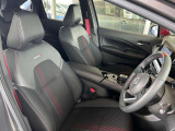 スポーティーなNISMO「専用革巻きステアリング」・「専用シート生地」