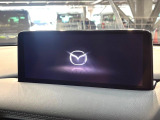 【10.25インチマツダコネクト】車内の雰囲気にマッチした大型ディスプレイ。スマホ接続でのナビ使用やBluetooth再生等、様々な機能が楽しめます。直感的なダイヤル操作が可能で、使い勝手も良好です。